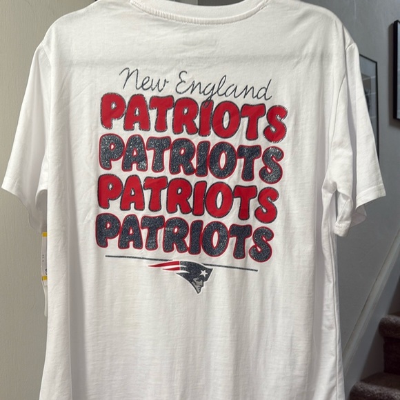 NFL Tops - New England Patriots Sparkly Women White Graphic T-Shirt